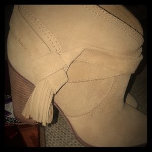 VINCE CAMUTO ANKLE BOOTS